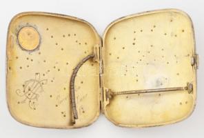 1916 Ezüst cigarettatárca benne 24K arany 5 rubeles érmével (1898 5R Au.) Rajta katonatisztek névalá...