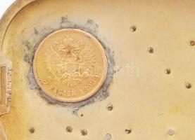 1916 Ezüst cigarettatárca benne 24K arany 5 rubeles érmével (1898 5R Au.) Rajta katonatisztek névalá...