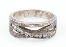 Ezüst(Ag) fonott gyűrű apró kövekkel, jelzett, méret: 57, bruttó: 5,15 g