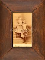 cca 1890-1900 Két kislány, keményhátú fotó Kozmata Ferenc budapesti műterméből, 20x11 cm. Nagyméretű, kitámasztható asztali fa keretben, külső méret: 35x26 cm.