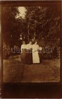 1913 Kökényesd, Porumbesti; hölgyek a kastély kertjében / ladies in the castle park. photo