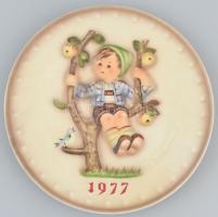 1977 Hummel dísz tányér, jelzett, kopásnyomokkal, d: 19 cm