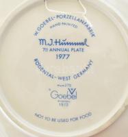 1977 Hummel dísz tányér, jelzett, kopásnyomokkal, d: 19 cm