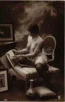 Könyvet olvasó meztelen erotikus hölgy / Vintage erotic nude lady reading a book (non PC)