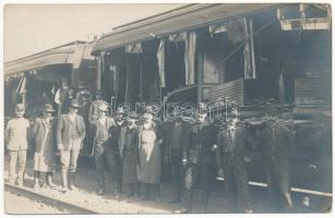 1913 Botfalu, Brenndorf, Bod (Brassó, Kronstadt, Brasov); Vasúti szerencsétlenség október 29-én, vonatroncs. Adler fényképészeti műterme / railway accident, train wreck. photo (EK)