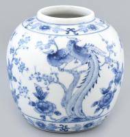 Kék-fehér mintás kínai váza. Kézzel festett, pávás mintával. Alján máz feletti cinóber színű hat karakteres Quianlong jelzéssel: d: 13 cm, m: 13 cm