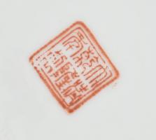 Kék-fehér mintás kínai váza. Kézzel festett, pávás mintával. Alján máz feletti cinóber színű hat kar...