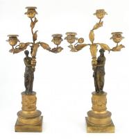 Figurális gyertyatartó pár, öntött patinázott bronz, jelzés nélkül, korának megfelelő állapotban, egyik cseppfogó hiányzik. m: 49 cm