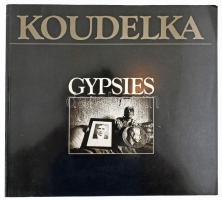 Koudelka, Josef: Gypsies. Photographs by Josef Koudelka. Millerton, 1975, Aperture Inc. Fekete-fehér fotókkal gazdagon illusztrálva. Angol nyelven. Kiadói papírkötés.