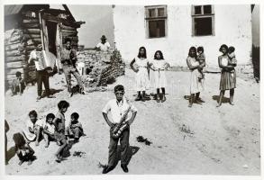 Koudelka, Josef: Gypsies. Photographs by Josef Koudelka. Millerton, 1975, Aperture Inc. Fekete-fehér...