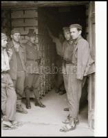 II. világháborús katonai negatívok tekercsben, mintegy 30 kocka, géppuska, lőszer, stb