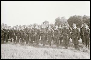 II. világháborús katonai negatívok tekercsben, mintegy 30 kocka, géppuska, lőszer, stb