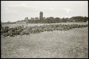 II. világháborús katonai negatívok tekercsben, mintegy 30 kocka, géppuska, lőszer, stb