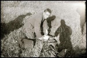 II. világháborús katonai negatívok tekercsben, mintegy 30 kocka, géppuska, lőszer, stb