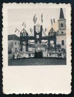 1940 Bevonulási díszkapu egy erdélyi községben, fotó, felületén törésnyom, 6×4,5 cm
