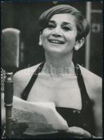 Margitai Ági (1937-2014) színésznő, Vahl Ottó pecséttel jelzett fotója, 18×13 cm