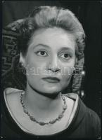 Tábori Nóra (1928-2005) Kossuth-díjas színésznő fotója, 17,5×13 cm