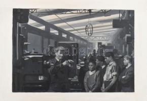 Jelzés nélkül: Fiatalok a gyárban (szocreál életkép). Olaj, farost. 20,5x30 cm