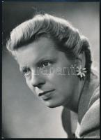 Sennyei Vera (1915-1962) színésznő fotója, 17,5×13 cm