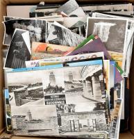 Közepes doboznyi vegyes papírrégiség, benne 300 régi fotó, nagyon sok képeslap, néhány könyv, szocreál oklevelek, térkép, nyomtatvány, söralátét, stb.
