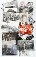 Közepes doboznyi vegyes papírrégiség, benne 300 régi fotó, nagyon sok képeslap, néhány könyv, szocre...