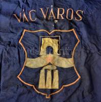 cca 1950 Vác város nagy méretű selyem zászlója. Megviselt állapotban 160x120 cm