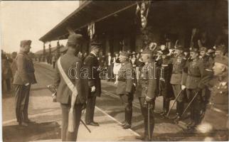 Pécs, Horthy Miklós látogatása a szerb megszállás alól felszabadult Pécsett 1921. október 5-én. Köszöntés a főpályaudvaron. Könnyű photo (kis szakadás / small tear)