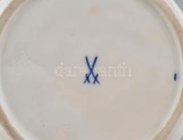 Meissen Weiß: Retró váza. Fehér mázas porcelán. Jelzett: mázalatti kék kard, masszába nyomott: kard ...