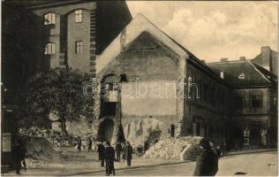 1913 Budapest V. Bontásban lévő városháztéri piarista épületből a gimnáziumi középső rész és a Kötő utcai szárny szeptemberben, asztalos üzlet