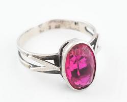 Ezüst (Ag) gyűrű, rubin színű kővel, jelzett. m: 55, br 2,71 g