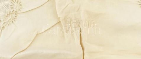 Veronika felirattal hímzett díszes párnahuzat 54x45 cm