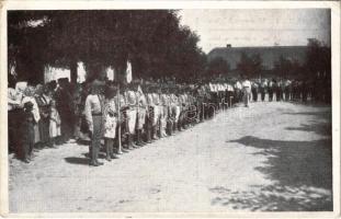 A sok százéves és híres jáki templom tövében tesznek fogadalmat a cserkésze. 48., 49., 50., 51. és 52. csapatok Jákon / Hungarian scout groups (EK)