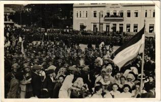 1938 Ipolyság, Sahy; bevonulás a Lengyel szálloda előtt / entry of the Hungarian troops in front of the hotel + 1938 AZ ELSŐ VISSZATÉRT MAGYAR VÁROS So. Stpl (EK)