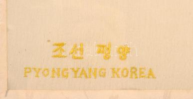 Tigris. Selyem gobelin. Észak-Korea XX. sz. közepe. Üvegezett keretben, kereten (a fotón nem látható...