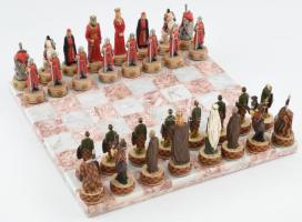 Görög kiadású, kerámia táblás, történelmi figurákat ábrázoló sakk készlet, eredeti dobozában, az egyik figura feje letört, tábla: 28x28 cm