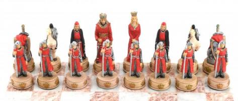 Görög kiadású, kerámia táblás, történelmi figurákat ábrázoló sakk készlet, eredeti dobozában, az egy...