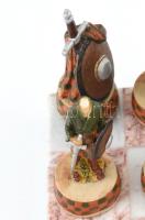 Görög kiadású, kerámia táblás, történelmi figurákat ábrázoló sakk készlet, eredeti dobozában, az egy...