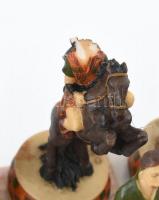 Görög kiadású, kerámia táblás, történelmi figurákat ábrázoló sakk készlet, eredeti dobozában, az egy...