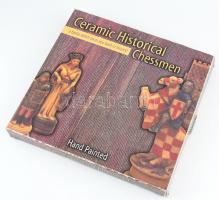 Görög kiadású, kerámia táblás, történelmi figurákat ábrázoló sakk készlet, eredeti dobozában, az egy...