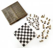 Görög kiadású, görög mitológiai figurákat ábrázoló fém sakk készlet, márvány táblával eredeti dobozában Tábla 27x27 cm