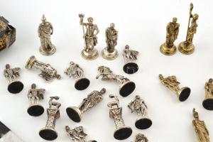 Görög kiadású, görög mitológiai figurákat ábrázoló fém sakk készlet, márvány táblával eredeti dobozá...