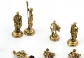 Görög kiadású, görög mitológiai figurákat ábrázoló fém sakk készlet, márvány táblával eredeti dobozá...