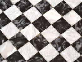 Görög kiadású, görög mitológiai figurákat ábrázoló fém sakk készlet, márvány táblával eredeti dobozá...