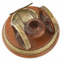 Ágyútalpat formázó asztali dísz, gyertyatartó / hamuzó, fa és fém, kopásnyomokkal, d: 15,5 cm, m: 10...