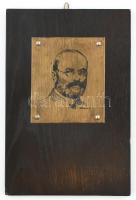 Kolozsváry jelzéssel: Tisza István portréja. Réz plakett, fára applikálva, falra akasztható, 12x10 cm (teljes méret: 26x17 cm)