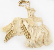Régi kislány alkalmi ruha, szoknya és felső, brokát vagy szatén, aranyszínű zsinórral, csipkével. A felső ujjai alatt foltokkal, sérüléssel.