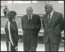 cca 1980 Kádár János, Buda István OTSH elnök és Sterbinszky Amál kézilabdázó fotón 24x18 cm