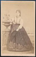 cca 1865 Egész alakos női portré, keményhátú fotó Szentkuty István gyógyszerész és fényképész pesti műterméből, 10,5×6,5 cm