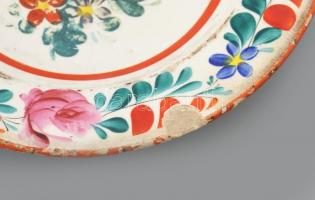 3 db népi fajansz tányér, sérülésekkel, d: 23 cm