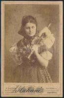 1871 Blaháné (Blaha Lujza, 1850-1926) a Tündérlak Magyarhonban című népszínmű Marcsájaként, a Nemzeti Színház tagjaként eljátszott első - nagysikerű - szerepe, Ellinger Ede műtermében készült portré, kabinetfotó, másik személytől származó névbejegyzéssel, foltos, 17x11 cm